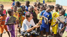 Joelle Münger (Cap Anamur Krankenschwester) spricht mit Schulkindern vor dem Gesundheitsposten in Lambi.