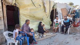 Familie vor ihrem Zelt im „Settlement“ für syrische Bürgerkriegsfamilien am Stadtrand von Sidon. Hier leben circa 120 Familien unter schwierigsten Bedingungen.