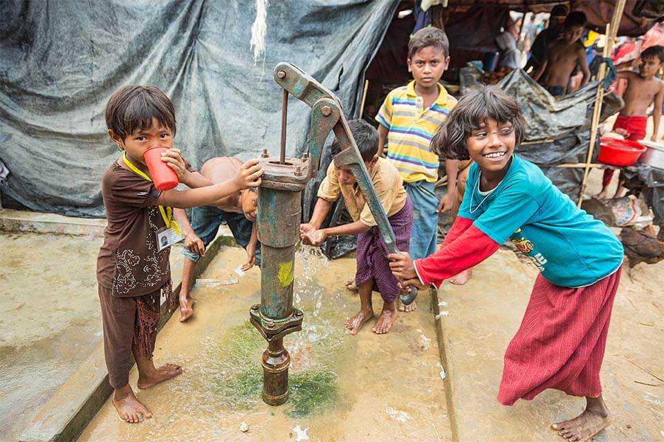 Water point in the Balukhali 1 refugee camp. Around 100,000 Rohingya live in the Cox's Bazar region. Cap Anamur distributes parcels for newly arrived refugees there and is involved in the medical field.