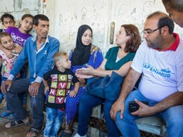 Besprechung (2.v.r.: Samer Abboud (Cap Anamur Dolmetscher) 3.v.r.: Howaida Assad (M.O.S.A.: Ministry of Social Affairs)) mit Flüchtlingen im „Settlement“ Hochhaus in Sidon.