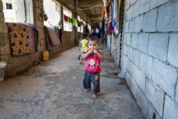 Kind spielt im Flur des „Settlement“ Hochhaus in Sidon. Hier leben circa 200 syrische Bürgerkriegs-Flüchtlingfamilien (circa 1200 Menschen) unter schwierigsten Bedingungen.