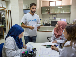 Addullah Nimje (Cap Anamur Krankenpfleger) im Gespräch mit Krankenschwestern in der Healthstation (Imam Ali Clinic) in Sidon.