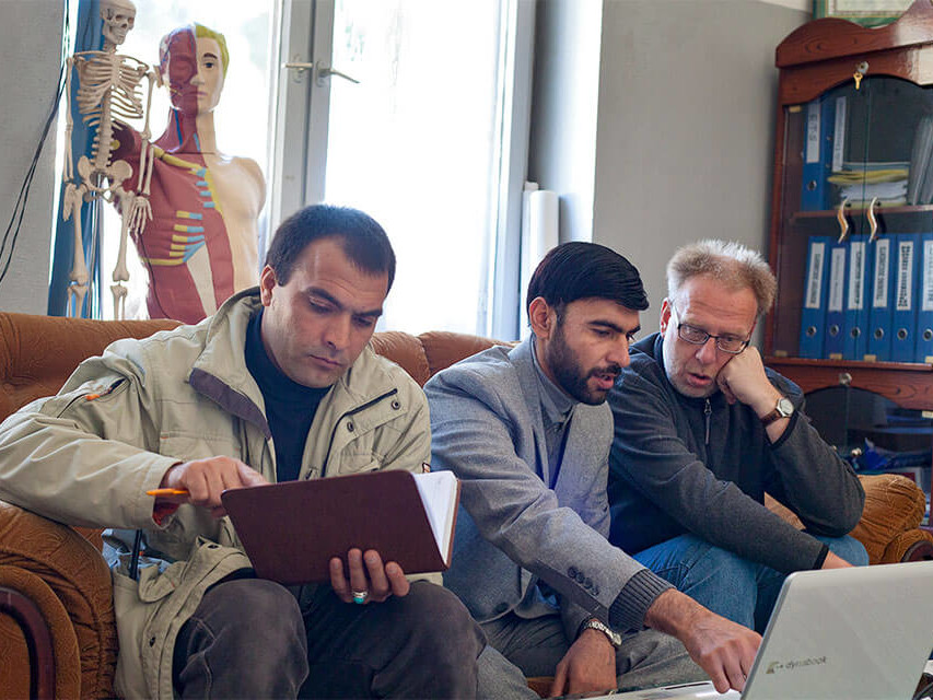 Der Geschäftsführer von Cap Anamur Bernd Göken (rechts) und der Cap Anamur-Organisator Faisal Haidiri (links) werden von dem Leiter des Institutes Dr. Ararie (Mitte) informiert.
