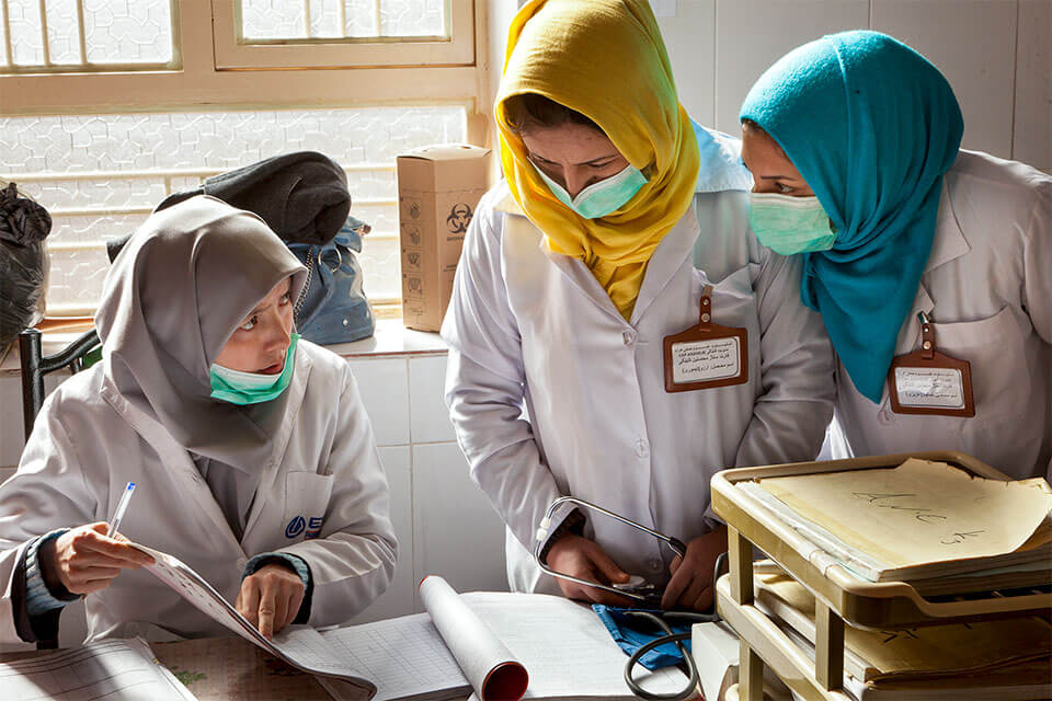 Schülerinnen aus dem Cap Anamur-Projekt bei der Arbeit in der kleinen Klinik (CHC) in Now Abad.