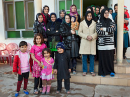 Residence/group photo: The teaching project of the midwifery and nursing training naturally also includes a kindergarten, transport in buses and accommodation for the students.