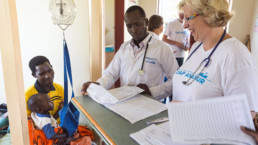 Rounding on the pediatric ward: Dr. Judith Große Sudhues (right) and Onwoding Herbert (center, doctor in training).