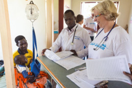 Rounding on the pediatric ward: Dr. Judith Große Sudhues (right) and Onwoding Herbert (center, doctor in training).