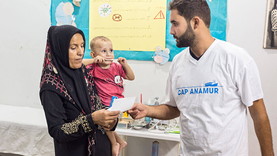 Addullah Nimje (Cap Anamur Krankenpfleger) im Gespräch mit einer Patientin (syrischer Bürgerkriegs-Flüchtling) in der Healthstation in Sidon.