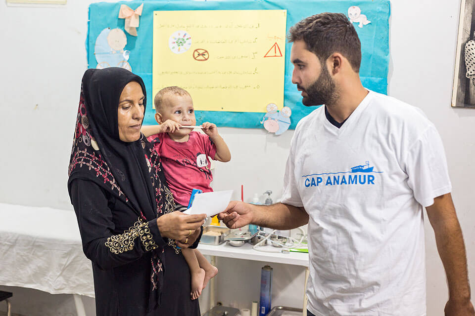 Addullah Nimje (Cap Anamur Krankenpfleger) im Gespräch mit einer Patientin (syrischer Bürgerkriegs-Flüchtling) in der Healthstation in Sidon.