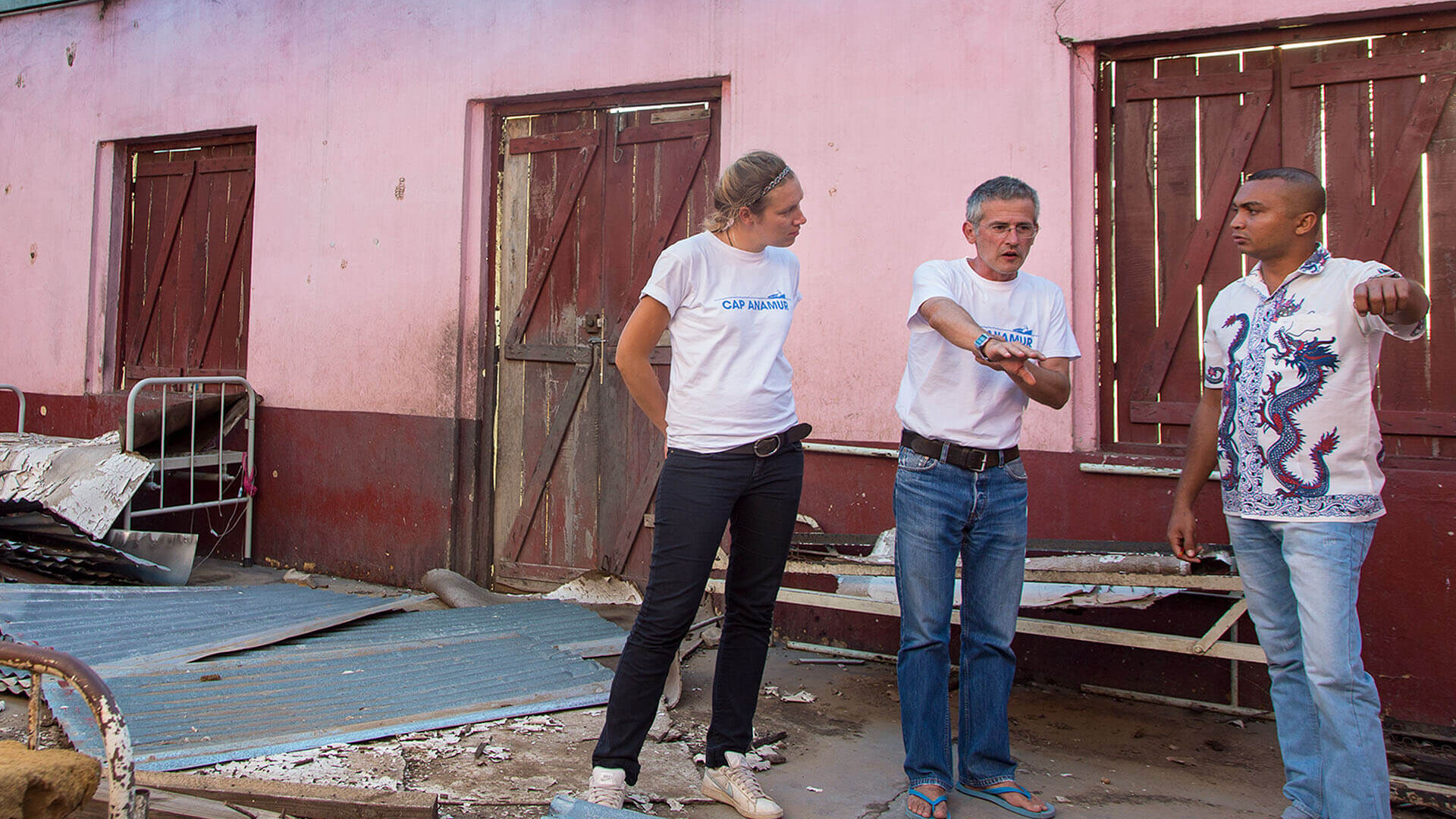 Factfindungtour des Bezaha-Teams: Silke Schopf, links, Krankenschwester und Andreas Zuckerlas, Mitte, Organisator, Architekt und Techniker) im Gespräch mit Dr. Gaston (rechts) in der vom Zyklon zerstörten Maternité, die zur Gesundheitsstation CSB 2 (Centre de Base 2) in Belamoty gehört.