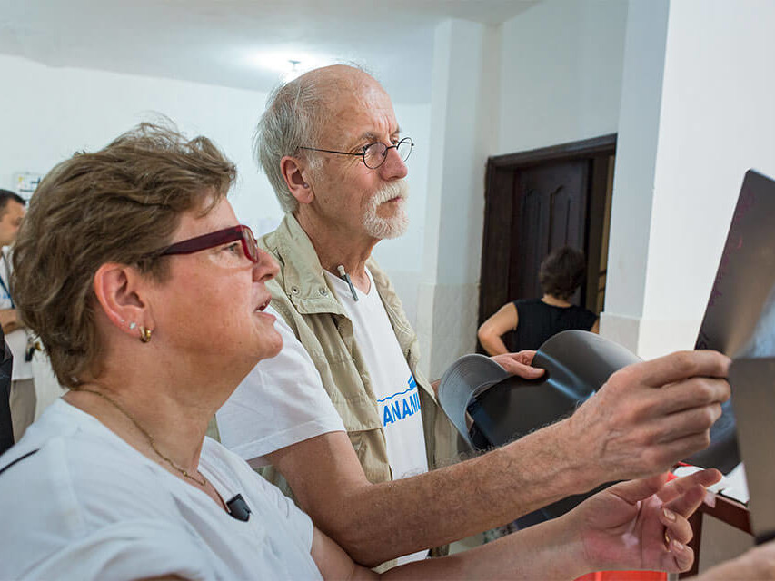 Visite: Dr. Werner Strahl (Vorstandsvorsitzender Cap Anamur) und Op-Schwester Marina Knauf. Wiederaufbau des 140 Betten großen Regionalkrankenhauses in Makeni, Sierra Leone.