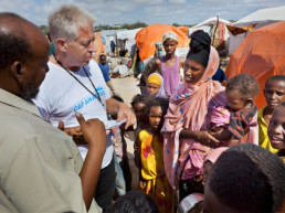 Factfinding im Flüchtlingslager Hedil, Somalia: Volker Rath (Cap Anamur Organisator) und Mohamud Ali Diriye (Übersetzer) im Gespräch mit Flüchtlingsfamilien.