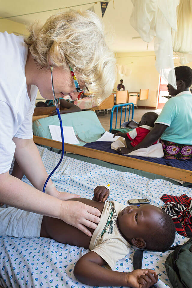 Visite auf der Kinderstation: Dr. Judith Große Sudhues untersucht einen kleinen Patienten.
