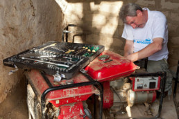 Der Techniker Thorsten Voigt (Cap Anamur) repariert einen Generator für das Krankenhaus.