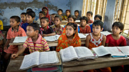 Schulklasse in der zum Teil zerstörten Schule „BB Afsar Ali“ von Badurtala.