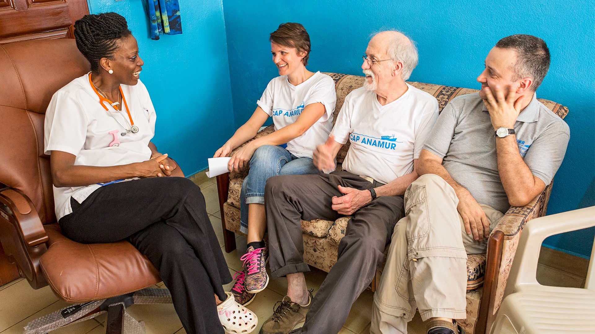 Dr. Werner Strahl (2nd from right, Chairman of Cap Anamur) in conversation with Dr. Nellie Bell (left, pediatrician and deputy hospital director) at Ola During Children's Hospital in Freetown. Also present: Dennis Wellmann (right, Pikin Paddy project manager) and pediatric nurse Simone Ross (2nd from left).