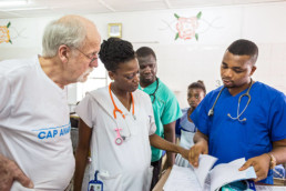 Visite: Dr. Nellie Bell (2.v.links, Kinderärztin und stellvertretende Hospitalchefin) und Dr. Werner Strahl (links, ehemaliger Vorstandsvorsitzender Cap Anamur) im Ola During Kinderhospital in Freetown.