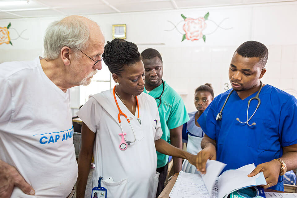 Rounds: Dr Nellie Bell (2nd from left, paediatrician and deputy head of the hospital) and Dr Werner Strahl (left, former chairman of the board of Cap Anamur) at the Ola During Children's Hospital in Freetown.