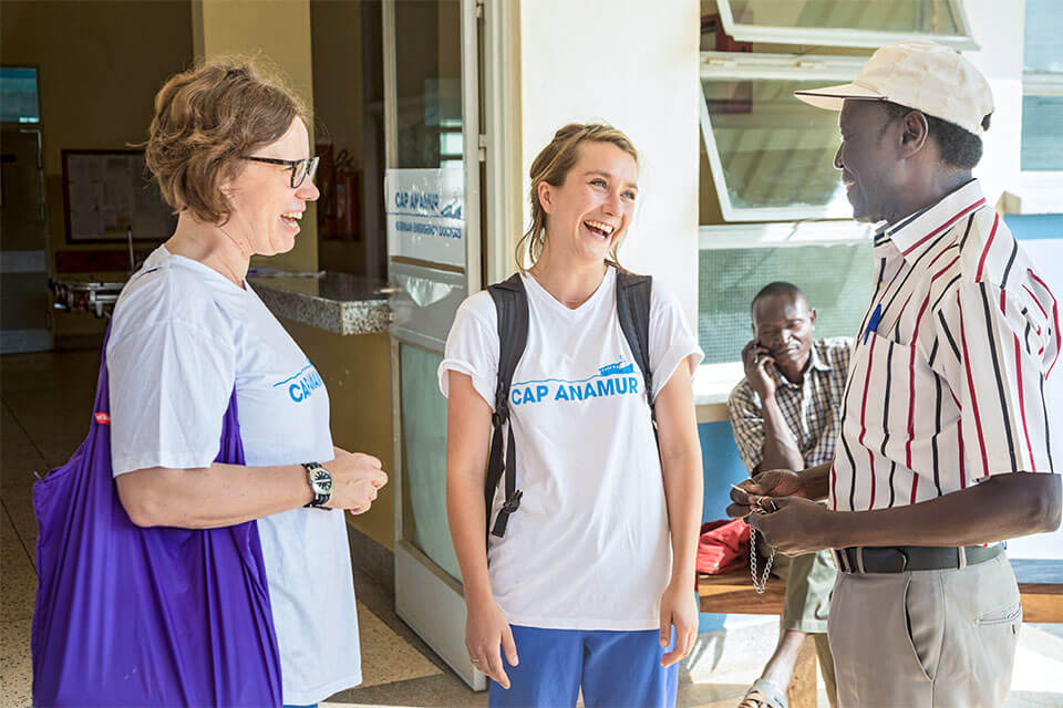 Project visit by Yasmin Hiller (left, Cap Anamur project coordinator) - on the way to Kiryandongo Hospital with Nele Grapentin (center, Cap Anamur nurse) - here talking to a staff member.