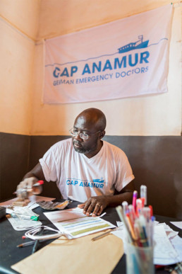 Marius Akpe (Cap Anamur Projekt Koordinator) in seinem Büro im Krankenhaus in Bossembélé.