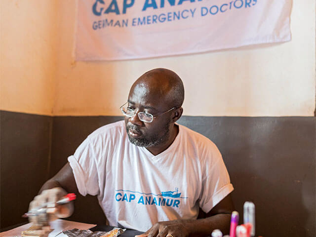Marius Akpe (Cap Anamur Projekt Koordinator) in seinem Büro im Krankenhaus in Bossembélé.