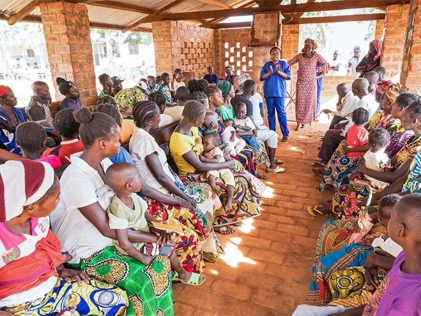 Wartende Mütter mit ihren Kindern im Krankenhaus in Bossembélé.