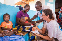 Joelle Münger (Cap Anamur Krankenschwester) im Gespräch mit Müttern im Gesundheitsposten in Ndjoh.