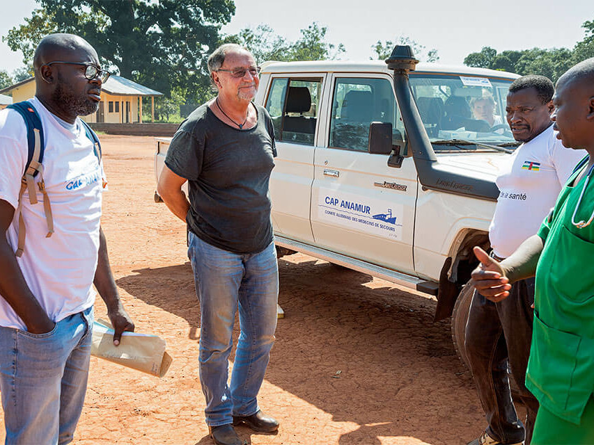 Ankunft im Krankenhaus in Yaloké (von links: Marius Akpe (Cap Anamur Projekt Koordinator), Dr. Werner Höfner (Vorstandsmitglied von Cap Anamur), Nicklause Mboufoungou (Distrikt Chef), lokaler Arzt.
