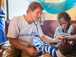 Henrik Sauer (Cap Anamur Krankenpfleger) untersucht einen Patienten im Krankenhaus in Yaloké.
