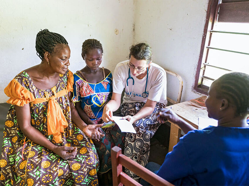 Sprechstunde mit Joelle Münger (Cap Anamur Krankenschwester) im Gesundheitsposten in Lambi Babazonga.