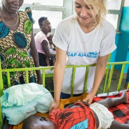 Nele Grapentin (Cap Anamur Krankenschwester) bei der Visite im Hospital Kiryandongo.