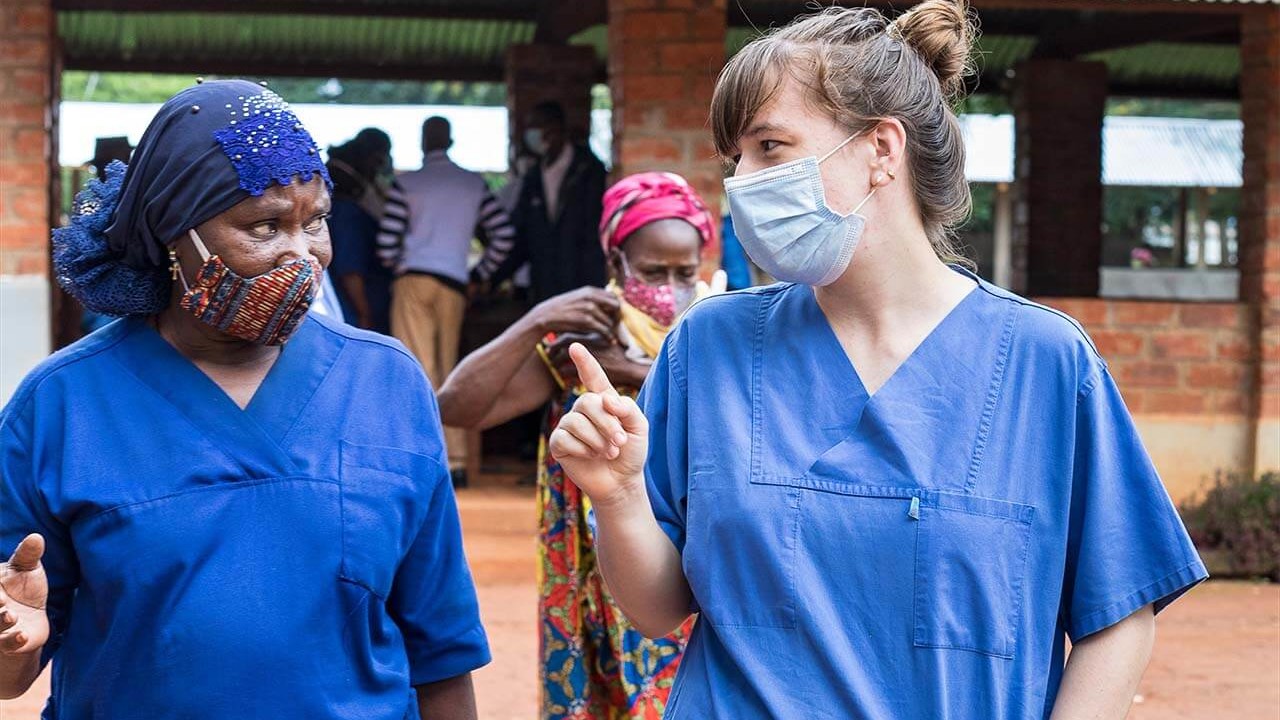 Sarah Schütz (right, midwife, Cap Anamur) on the road with a colleague in Bossombélé District Hospital. © Jürgen Escher.