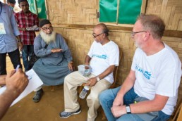 Projektbesuch von Bernd Göken (rechts, Geschäftsführer von Cap Anamur) – hier beim Gespräch mit einer lokalen NGO im Lager (Mitte, Shabbir Ahmed, Cap Anamur Projekt Koordinator).