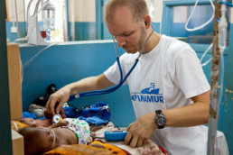 Sierra Leone: Premature baby ward: Rafael Reichelt (doctor, Cap Anamur) during rounds.