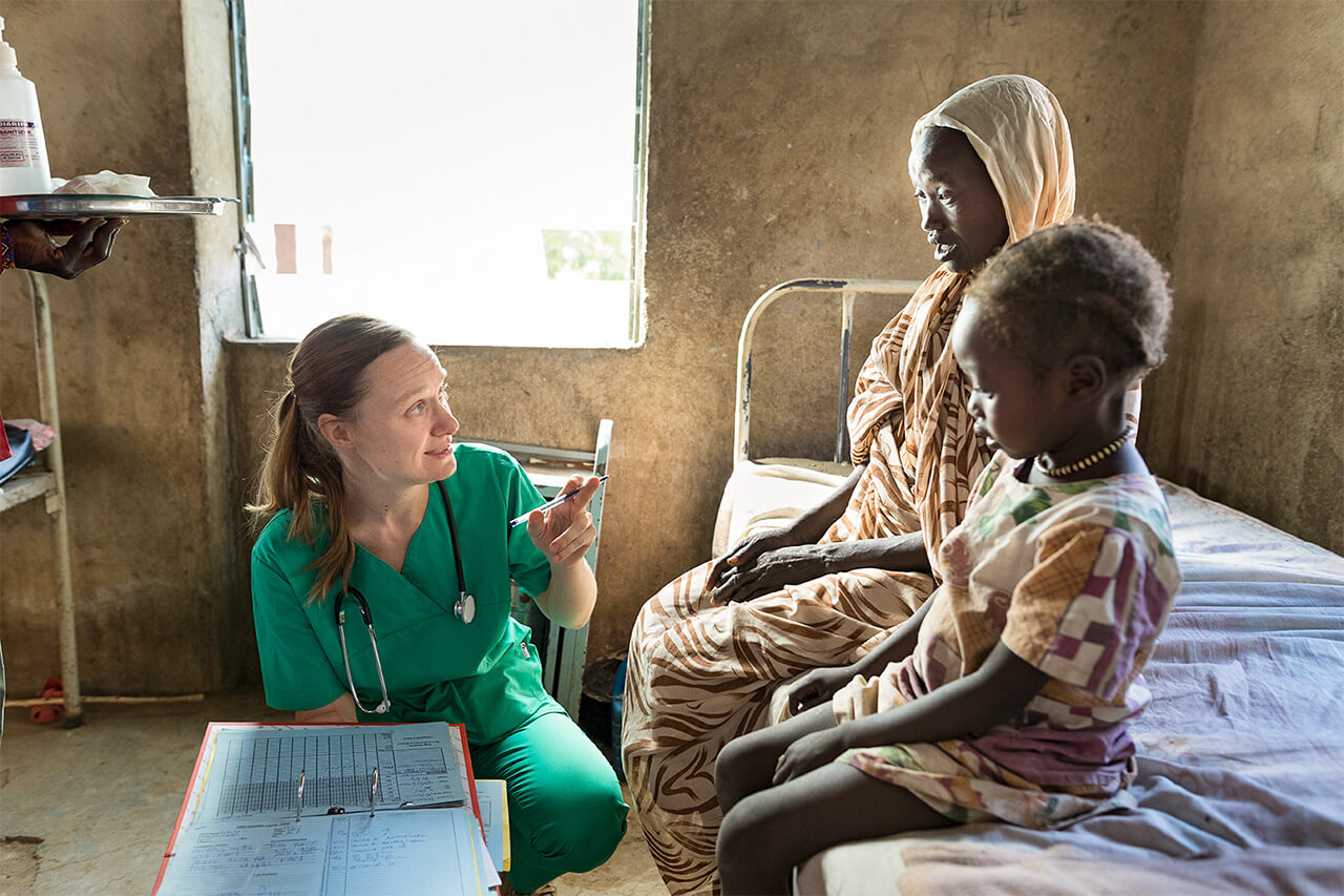 Sudan, Nuba Berge: Visite im Cap Anamur Krankenhaus in Lwere. Dr. Kathrin Baumgartner (Cap Anamur Ärztin) im Gespräch mit Mutter und Tochter.