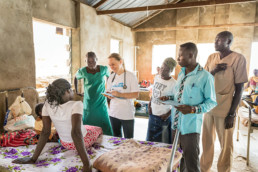 Sudan, Nuba Berge: Visite im Cap Anamur Krankenhaus in Lwere. (Mitte, Dr. Kathrin Baumgartner, Cap Anamur Ärztin).