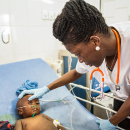Visite: Kinderärztin Dr. Nellie Bell im Ola During Kinderhospital in Freetown.