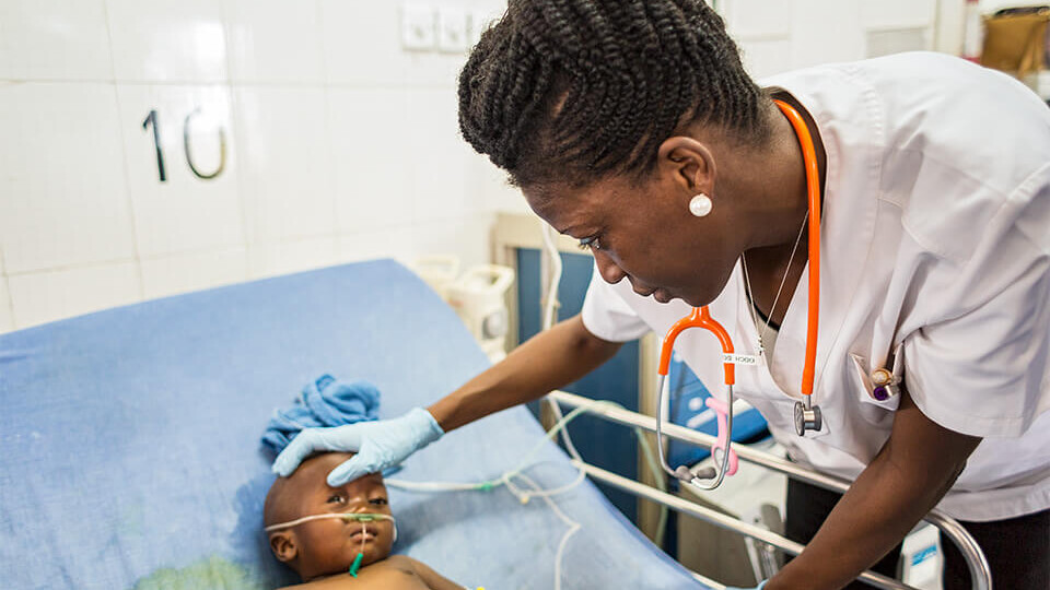 Visite: Kinderärztin Dr. Nellie Bell im Ola During Kinderhospital in Freetown.