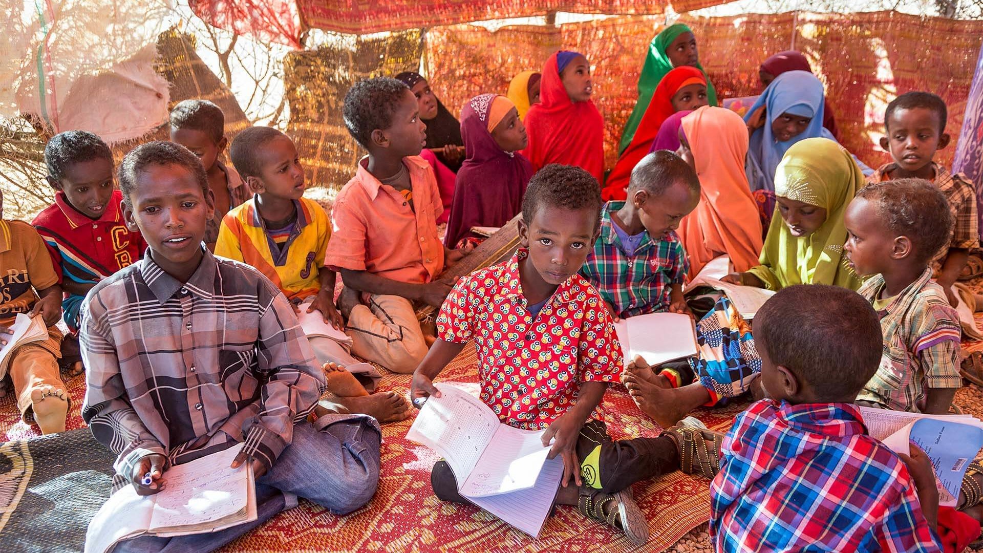Kinder in einer Koranschule im IDP-Camp (Flüchtlinge im eigenen Land) bei Ceelbuh. Cap Anamur Factfinding-Tour in den Norden von Somaliland (Grenzgebiet zu Somalia) – wegen der anhaltenden Dürre. Es hat seit 3 Jahren nicht mehr geregnet.