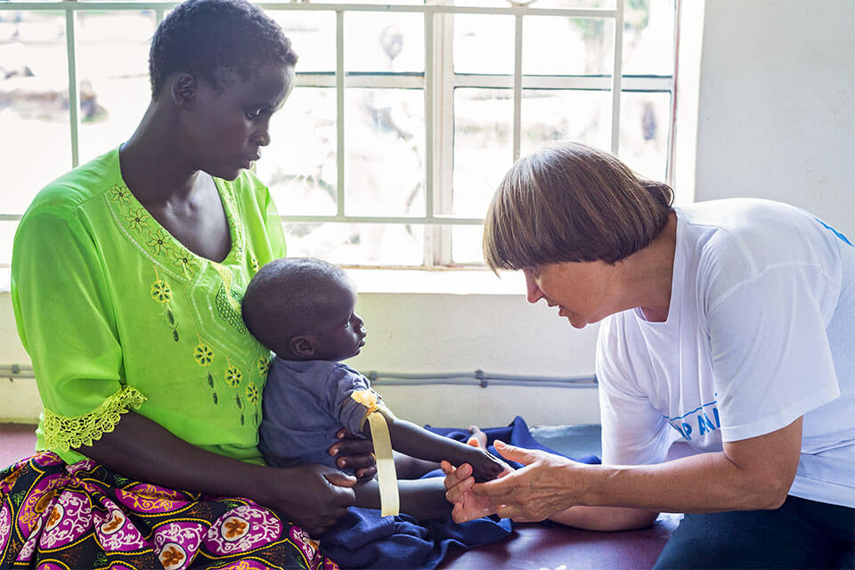 Visite auf der Kinderstation: Krankenschwester und Koordinatorin Helene Prögler untersucht einen kleinen Patienten.