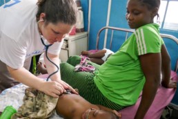 Dr. Noa Judith Freudenthal (left, pediatric cardiologist, Cap Anamur) during rounds at Ola During Childrens Hospital (ODCH) in Freetown, Sierra Leone.