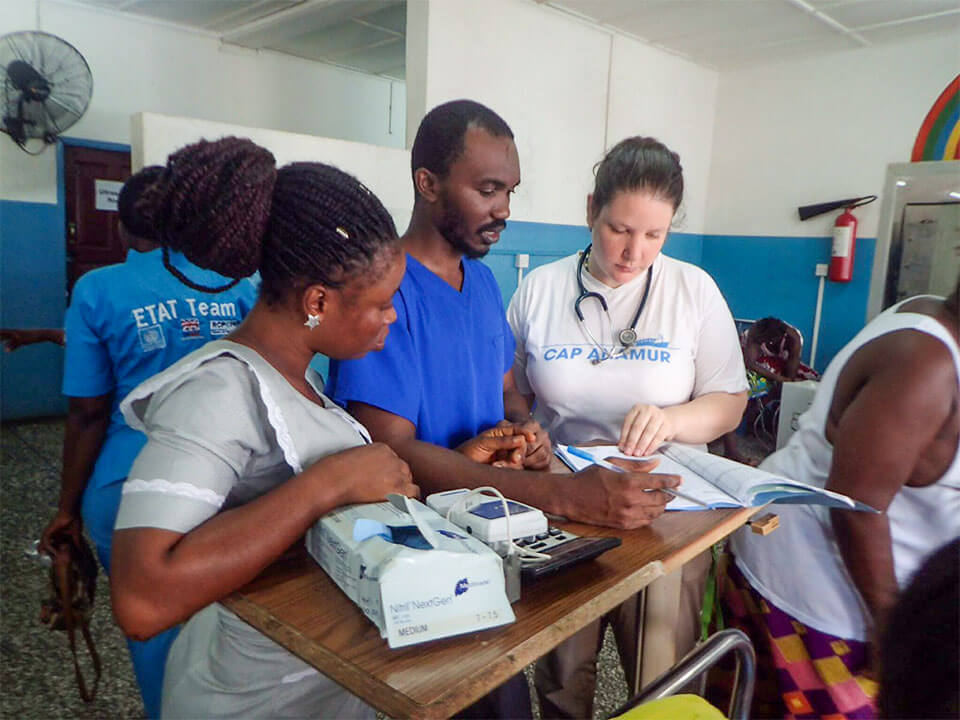 Dr. Noa Judith Freudenthal (right, pediatric cardiologist, Cap Anamur) talking with colleagues at Ola During Childrens Hospital (ODCH) in Freetown, Sierra Leone.