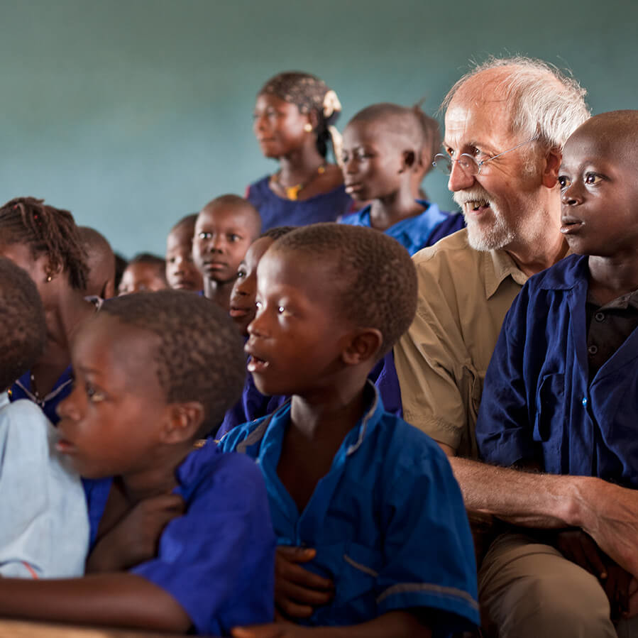 Besuch im Dorf Moforkoya in Sierra Leone 2017 (Schulbau von Cap Anamur): - Dr. Werner Strahl (Vorstandsmitglied CA) inmitten der Schulklasse.