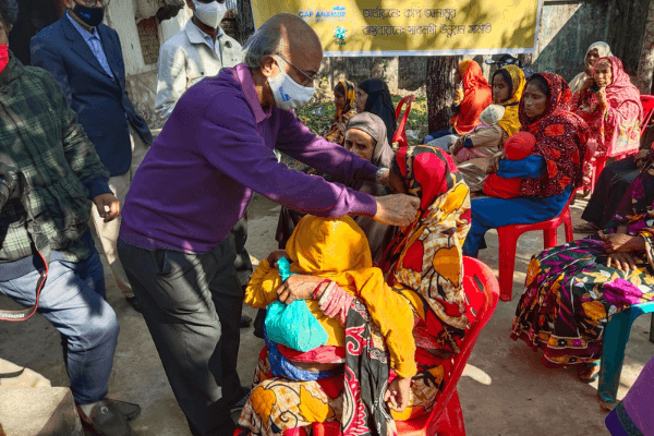 In Bangladesch verteilt unser Projektkoordinator Shabbir Ahmed auch Masken an Frauen aus der ärmsten Bevölkerungsgruppe, damit sie sich vor der Ansteckung durch das Corona-Virus schützen können