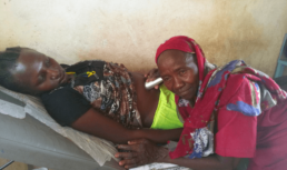 Cap Anamur bildet im Krankenhaus im Sudan Hebammen aus, damit diese die Frauen in der Schwangerschaft und bei der Geburt betreuen