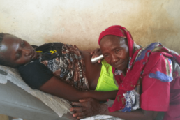 Cap Anamur bildet im Krankenhaus im Sudan Hebammen aus, damit diese die Frauen in der Schwangerschaft und bei der Geburt betreuen