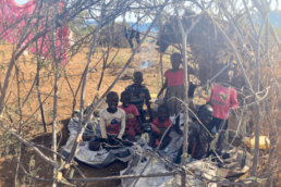 Der Konflikt im Sudan zwingt die Menschen vor den Kämpfen zu fliehen.