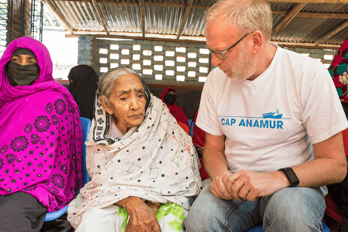 Cap Anamur verbessert die medizinische Versorgung besonders von älteren Frauen, die von absoluter Armut betroffen sind.