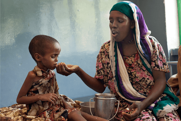Frauen, Kinder und Säuglinge sind besonders von Mangel- und Unterernährung bedroht