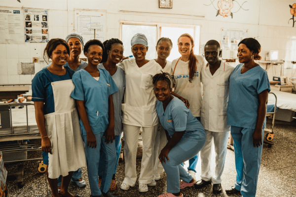 Im Kinderkrankenhaus in Sierra Leone arbeiten entsandte medizinische Fachkräfte und bilden das Krankenhauspersonal aus.